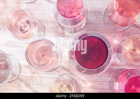 Divers vins, photographiés d'en haut en lunettes de vin Banque D'Images