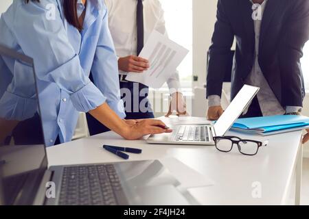 Lieu de travail de jeunes gens d'affaires talentueux avec ordinateurs portables et documents sur le bureau. Banque D'Images