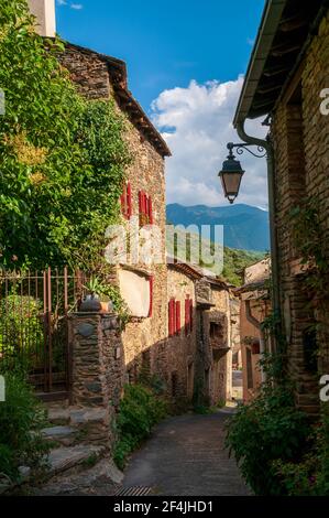 Village pittoresque d'Evol avec ses maisons en pierre, classé comme l'un des plus beaux villages de France, Pyrénées-Orientales (66), région occitanie, FR Banque D'Images