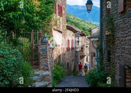 Village pittoresque d'Evol avec ses maisons en pierre, classé comme l'un des plus beaux villages de France, Pyrénées-Orientales (66), région occitanie, FR Banque D'Images