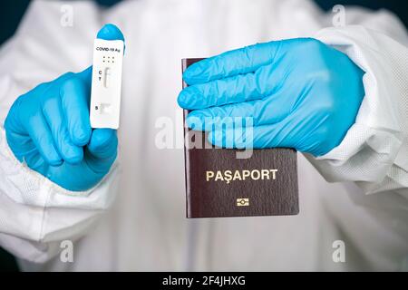 Médecin détenteur d'un passeport et d'un test négatif covid-19 ( antigène rapide SRAS-COV-2 AG ). Coronavirus et concept de voyage de sécurité. Banque D'Images