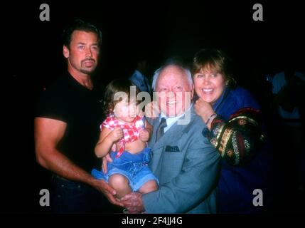 Beverly Hills, Californie, États-Unis 17 mai 1996 l'acteur Christopher Aber, l'acteur Mickey Rooney et sa femme Jan Rooney assistent au troisième dîner/danse Country Western annuel pour le Cure III le 17 mai 1996 à l'hôtel Beverly Hilton de Beverly Hills, Californie, États-Unis. Photo par Barry King/Alay stock photo Banque D'Images