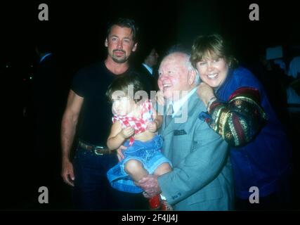 Beverly Hills, Californie, États-Unis 17 mai 1996 l'acteur Christopher Aber, l'acteur Mickey Rooney et sa femme Jan Rooney assistent au troisième dîner/danse Country Western annuel pour le Cure III le 17 mai 1996 à l'hôtel Beverly Hilton de Beverly Hills, Californie, États-Unis. Photo par Barry King/Alay stock photo Banque D'Images