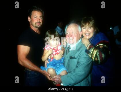 Beverly Hills, Californie, États-Unis 17 mai 1996 l'acteur Christopher Aber, l'acteur Mickey Rooney et sa femme Jan Rooney assistent au troisième dîner/danse Country Western annuel pour le Cure III le 17 mai 1996 à l'hôtel Beverly Hilton de Beverly Hills, Californie, États-Unis. Photo par Barry King/Alay stock photo Banque D'Images