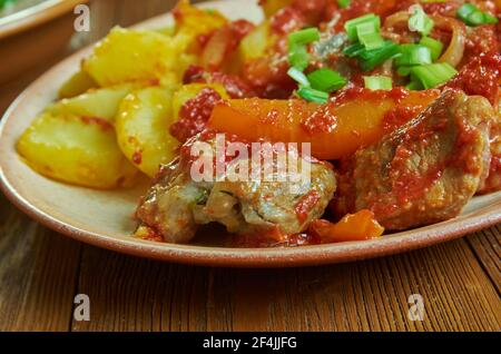 Katuv sleh - plat tchèque, la viande est frite dans une poêle et plus tard est cuit à la vapeur avec des ingrédients. Banque D'Images