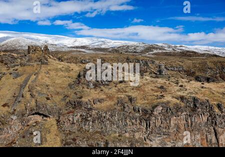 Vue panoramique sur la forteresse d'Amberd et l'église de Vahramashen en Arménie, située sur les pentes de la montagne d'Aragats Banque D'Images