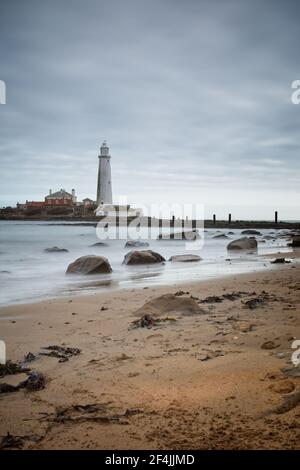 Le phare de St Mary's se trouve sur l'île St Mary's, juste au large de la côte de la mer du Nord, à Whitley Bay, dans le nord-est de l'Angleterre. Banque D'Images