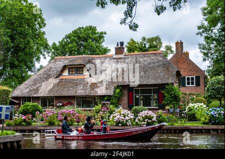 Giethoorn, pays-Bas - 6 juillet 2019 : touristes sur un bateau à moteur naviguant sur les canaux de Giethoorn, également connu sous le nom de Venise des pays-Bas Banque D'Images