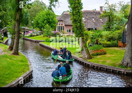 Giethoorn, pays-Bas - 6 juillet 2019 : Giethoorn, village pittoresque avec voies navigables et canaux aux pays-Bas Banque D'Images