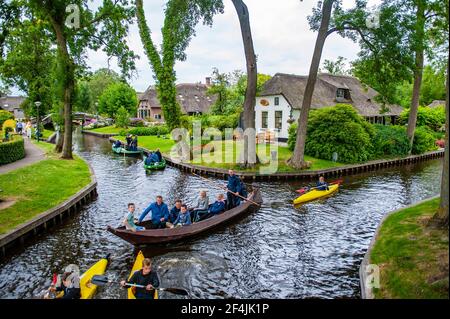 Giethoorn, pays-Bas - 6 juillet 2019 : groupes touristiques sur des bateaux traversant les canaux du village de Giethoorn aux pays-Bas Banque D'Images