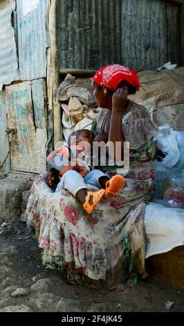 Une femme Tigrayan allaitant son bébé sur le marché de Mekele, région du Tigray, en Éthiopie. Banque D'Images