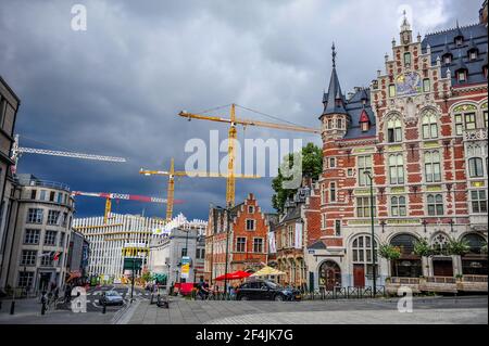 Bruxelles, Belgique - 13 juillet 2019 : vieux bâtiments typiques et grues de construction dans le centre de Bruxelles, Belgique Banque D'Images