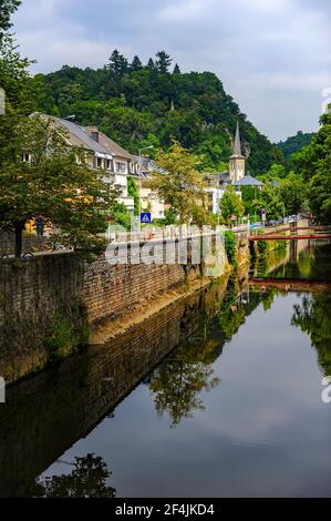 Luxembourg City, Luxembourg - 15 juillet 2019 : une belle rue au bord de la rivière dans la vieille ville de Luxembourg Banque D'Images