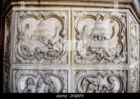 Paris, France - 18 juillet 2019 : Bas relief à la chapelle royale de Sainte-Chapelle à Paris, représentant la cathédrale arménienne de Zvartnots sur l'Arche de Noé Banque D'Images