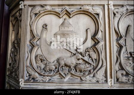 Paris, France - 18 juillet 2019 : Bas-relief représentant l'Arche de Noé et la cathédrale médiévale arménienne Zvartnots à la chapelle Sainte-Chapelle à Paris Banque D'Images