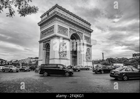 Paris, France - 18 juillet 2019 : photo en noir et blanc de l'Arche du Triumphal de Paris en France, avec une circulation intense autour de celle-ci. Banque D'Images