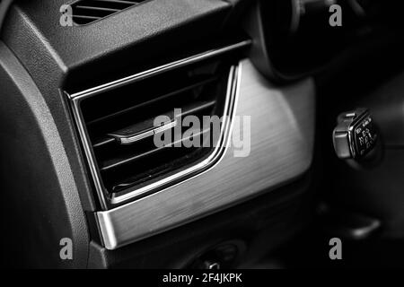 Grille du système de climatisation de la voiture sur la console, ventilation d'air. Fermer le déflecteur. Climatiseur de voiture . Banque D'Images