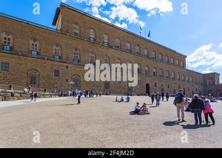 Les touristes à la Piazza dei Pitti en dehors du Palais Pitti à Florence Banque D'Images