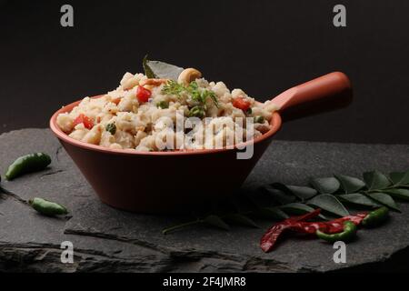 Upma Ven Pongal avec Sambar, noix de coco Chutney cuisine indienne populaire petit déjeuner Tamil Nadu festival Pongal fait avec rava ou semolina Banque D'Images