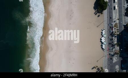 Rio de Janeiro, Brésil. 21 mars 2021. La plage presque déserte de Copacabana. En raison du développement dramatique de la pandémie de Corona au Brésil, les plages mondialement célèbres de la métropole de Rio de Janeiro ont été fermées aux baigneurs. Credit: Fernando Souza/dpa/Alay Live News Banque D'Images