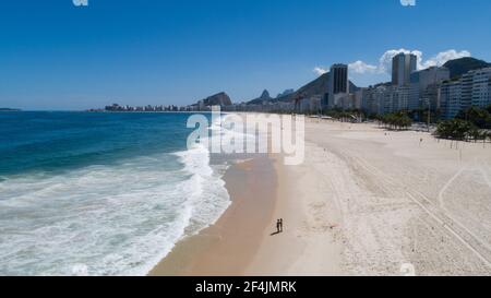 Rio de Janeiro, Brésil. 21 mars 2021. La plage presque déserte de Copacabana. En raison du développement dramatique de la pandémie de Corona au Brésil, les plages mondialement célèbres de la métropole de Rio de Janeiro ont été fermées aux baigneurs. Credit: Fernando Souza/dpa/Alay Live News Banque D'Images