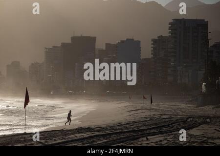 Rio de Janeiro, Brésil. 21 mars 2021. La plage presque déserte d'Ipanema. En raison du développement dramatique de la pandémie de Corona au Brésil, les plages mondialement célèbres de la métropole de Rio de Janeiro ont été fermées aux baigneurs. Credit: Fernando Souza/dpa/Alay Live News Banque D'Images