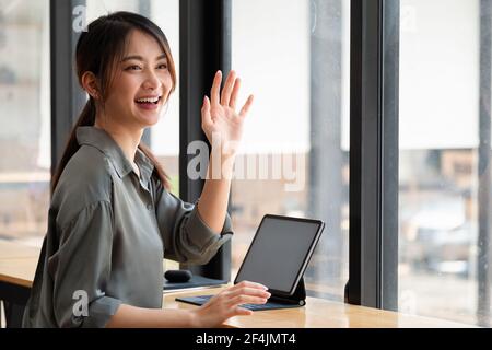 Portrait de la jeune femme d'affaires asiatique beau charmant souriant dans le bureau Banque D'Images