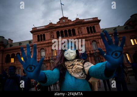 Buenos Aires, Argentine. 19 mars 2021. Une femme peinte en bleu montre les yeux qui sont peints dans sa paume. Le mouvement de rébellion contre l'extinction s'est produit en signe de protestation contre la crise climatique. Credit: Alejo Manuel Avila/dpa/Alay Live News Banque D'Images