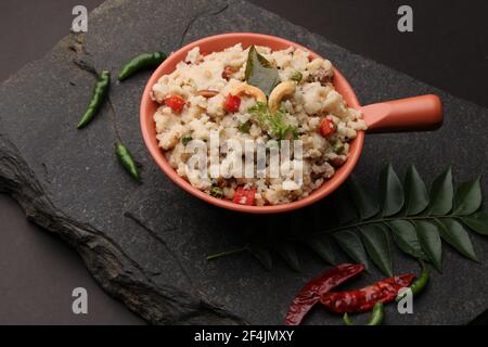 Upma Ven Pongal avec Sambar, noix de coco Chutney cuisine indienne populaire petit déjeuner Tamil Nadu festival Pongal fait avec rava ou semolina Banque D'Images