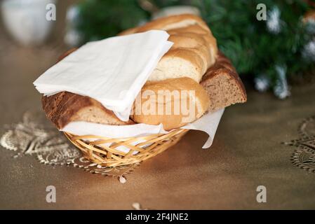 Panier avec tranches de pain blanc et de seigle, recouvert de serviettes en papier Banque D'Images