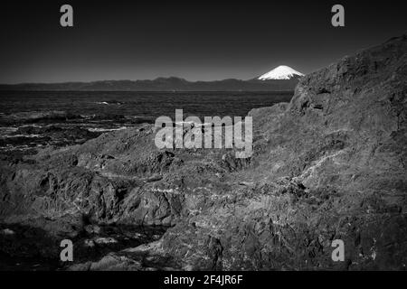 Côte rocheuse du Japon sur la péninsule de Miura, dans la baie de Sagami, avec le Mont Fuji en arrière-plan. Banque D'Images