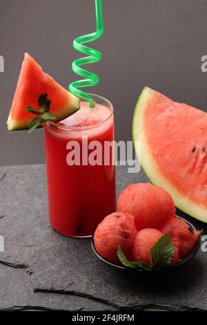 Smoothies de pastèque ou garniture de jus avec pastèque fraîche et feuilles de menthe pour les boissons d'été concept. Banque D'Images