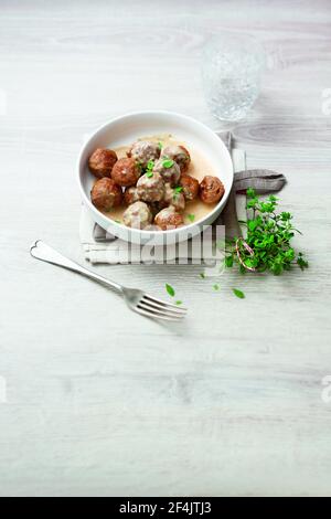 Kottbullar suédois à la sauce moutarde Banque D'Images