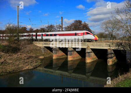 LNER Azuma train, classe 800, East Coast main Line Railway, Newark on Trent, Nottinghamshire, Angleterre, Royaume-Uni Banque D'Images