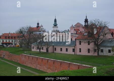 Zamosc, Pologne, 10 novembre 2020. Vieilles maisons européennes pittoresques sur un ciel nuageux jour d'automne, paysage. Paysage urbain de la vieille ville polonaise. Banque D'Images