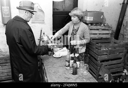 15 octobre 1981, Saxe, Delitzsch: Dans un POINT DE collecte SERO à Delitzsch fin 1981, les boîtes en carton, les déchets de papier, les bouteilles et les verres sont acceptés et envoyés pour réutilisation ou transformation ultérieure. Date exacte de l'enregistrement inconnue. Photo: Volkmar Heinz/dpa-Zentralbild/ZB Banque D'Images