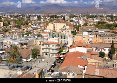 Octobre 03 2020 - NICOSIE/Chypre: Vue de Nicosie (Lefkosia), la dernière capitale du monde divisée depuis la tour de Shacolas (ou Siakolas), au nord Banque D'Images
