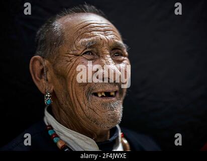 (210322) -- LHASSA, 22 mars 2021 (Xinhua) -- la photo prise le 19 mars 2021 montre un portrait de Cedain dans la préfecture de Ngari, dans la région autonome du Tibet du sud-ouest de la Chine. Cedain, né en 1941, est un villageois du village de Qianjin du comté de Gar, préfecture de Ngari, région autonome du Tibet. Sans terres agricoles et suffisamment de nourriture, l'ancien serf et sa famille vivaient de la mendicité dans la vieille époque. Une telle situation a pris fin en 1959, après qu'une réforme démocratique ait libéré plus d'un million de personnes, soit 90 pour cent de la population de la région à cette époque, de la serveuse féodale. La famille de Cedain a été accordée fa Banque D'Images