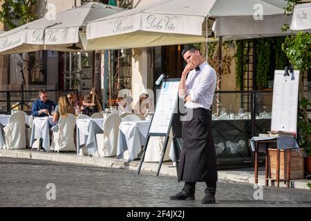 Serveur italien à l'extérieur du restaurant à Rome, Italie Banque D'Images