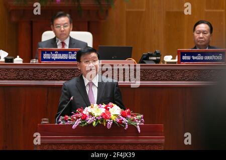 (210322) -- VIENTIANE, le 22 mars 2021 (Xinhua) -- le Président récemment élu du Laos, M. Thongloun Sisoulith (front), prend la parole lors de la session inaugurale de la neuvième législature de l'Assemblée nationale lao à Vientiane, au Laos, le 22 mars 2021. La session inaugurale en cours de la neuvième législature de l'Assemblée nationale lao (NA) a élu lundi matin Thongloun Sisoulith, secrétaire général du Comité central du Parti révolutionnaire populaire lao (PRPS), en remplacement de Bounnhang Vorachit, le nouveau président du pays. Phankham Viphavanh, membre du Bureau politique du Comité central du LPRP, était Banque D'Images