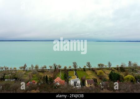 Vue sur le lac Balaton depuis Balatonacarattyaavec maisons sur la plage au bord du lac Banque D'Images