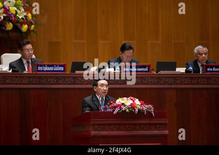 (210322) -- VIENTIANE, le 22 mars 2021 (Xinhua) -- le Premier ministre lao nouvellement élu, Phankham Viphavanh (front), prend la parole à la session inaugurale de la neuvième législature de l'Assemblée nationale lao, à Vientiane (Laos), le 22 mars 2021. La session inaugurale en cours de la neuvième législature de l'Assemblée nationale lao (NA) a élu lundi matin Thongloun Sisoulith, secrétaire général du Comité central du Parti révolutionnaire populaire lao (PRPS), en remplacement de Bounnhang Vorachit, le nouveau président du pays. Phankham Viphavanh, membre du Bureau politique du Comité central du LPRP, Banque D'Images