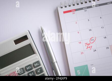 Jour de l'impôt, mots écrits à la main de couleur rouge sur le calendrier du 17 mai. Vue de dessus. Rappel sur la nouvelle date d'échéance de déclaration d'impôt 2021. Banque D'Images