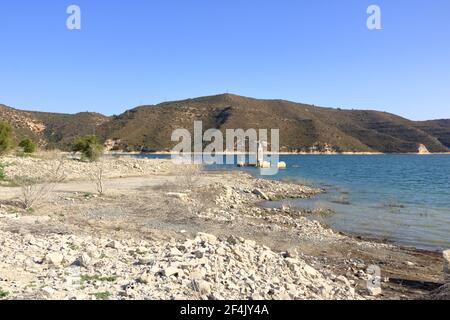 L'église abandonnée de Saint-Nicolas au réservoir de Kouris. Chypre. Banque D'Images