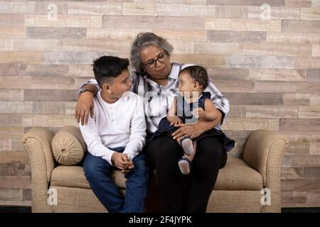 Des moments heureux avec grand-mère, femme d'âge indien ou asiatique passant du temps de qualité avec ses grands enfants Banque D'Images