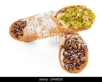 Cannoli sicilien isolé sur fond blanc. Dessert italien sucré Cannolo farci de fromage à la crème vue sur le dessus Banque D'Images