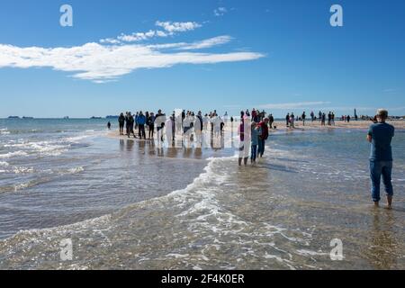 Skagen, Danemark - 31 août 2020 : photo de touristes à Grenen, point le plus au nord du Danemark, pris debout avec un pied dans la mer Baltique et le Banque D'Images