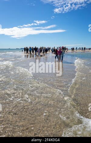 Skagen, Danemark - 31 août 2020 : photo de touristes à Grenen, point le plus au nord du Danemark, pris debout avec un pied dans la mer Baltique et le Banque D'Images