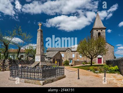 Mémorial de la première Guerre mondiale, église médiévale dans le village de Saint-André-de-Vezines, commune dans le département de l'Aveyron, plateau du Causse Noir, Occitanie, France Banque D'Images