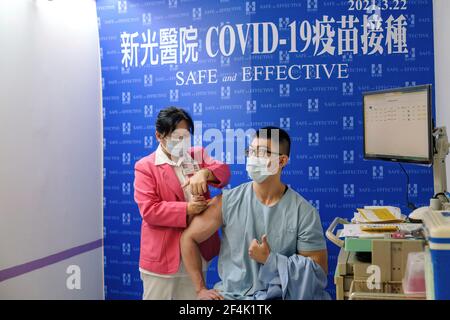 Taipei, Taïwan. 22 mars 2021. Un professionnel de la santé se vaccine avec le vaccin AstraZeneca contre Covid-19 à l'hôpital de Taipei City. Le personnel médical a reçu le premier vaccin AstraZeneca contre Covid-19 à l'hôpital de Taipei City. (Photo de Walid Berrazeg/SOPA Images/Sipa USA) crédit: SIPA USA/Alay Live News Banque D'Images